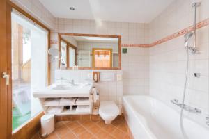 Kamar mandi di Waldpark Hotel Garni