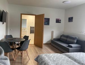 Posezení v ubytování Helgrindur Guesthouse