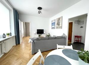 Televízia a/alebo spoločenská miestnosť v ubytovaní 08 Gdynia Centrum - Apartament Mieszkanie dla 6 os