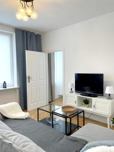Televízia a/alebo spoločenská miestnosť v ubytovaní 08 Gdynia Centrum - Apartament Mieszkanie dla 6 os