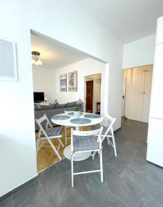 Televízia a/alebo spoločenská miestnosť v ubytovaní 08 Gdynia Centrum - Apartament Mieszkanie dla 6 os