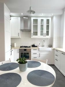 Kuchyňa alebo kuchynka v ubytovaní 08 Gdynia Centrum - Apartament Mieszkanie dla 6 os + 14 fotografií