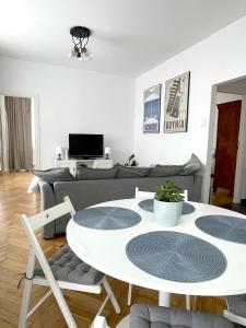 Televízia a/alebo spoločenská miestnosť v ubytovaní 08 Gdynia Centrum - Apartament Mieszkanie dla 6 os