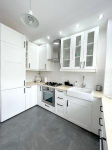 Kuchyňa alebo kuchynka v ubytovaní 08 Gdynia Centrum - Apartament Mieszkanie dla 6 os