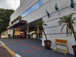 卡斯卡韋爾的住宿－Hotel Maestro Premium Cascavel，一座棕榈树建筑