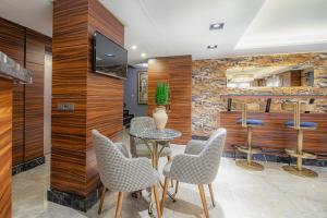 A kitchen or kitchenette at La Palace Exclusive Design
