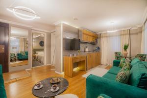 A kitchen or kitchenette at La Palace Exclusive Design