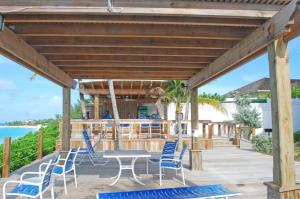 un patio avec des chaises, une table et un bar dans l'établissement Sun View Villas at Paradise Island Beach Club, à Creek Village