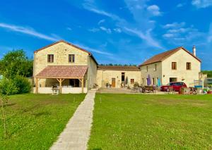 a house with a grassy yard with a pathway at Loire Escapes - Maison D'Hibou in Berrie