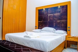Cama o camas de una habitación en CRISPAN SUITES & EVENT CENTRE