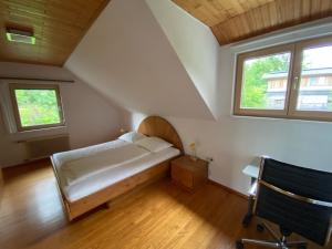 ヘルマゴルにあるFerienwohnung Grabnerの白いソファと2つの窓が備わる客室です。