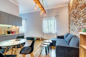 un soggiorno con un divano e un tavolo di Apartamenty Teatralna Świnoujście a Świnoujście