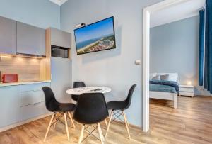 una cucina con due sedie e un tavolo in una stanza di Apartamenty Teatralna Świnoujście a Świnoujście