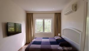 ein Schlafzimmer mit einem Bett und einem Fenster in der Unterkunft Ultimate Caribbean Experience in Willemstad + 26 Fotos