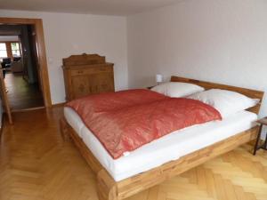 En eller flere senge i et værelse på Ferienwohnung - Mittendrin -