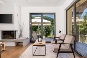 ein Wohnzimmer mit einem Sofa und einem Tisch in der Unterkunft Modern Alpine Monsalbius Chalet in Baške Oštarije