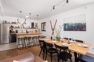 una cucina e una sala da pranzo con tavolo e sedie di Modern Alpine Monsalbius Chalet a Baške Oštarije