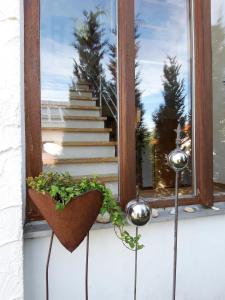 una ventana con una escalera reflejada en ella en Ferienwohnung Rosa Müller, en Wangen im Allgäu