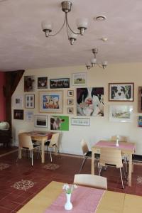 jadalnia ze stołem i krzesłami oraz obrazami na ścianie w obiekcie Wartena Hoeve - Vega B&B w mieście Warten