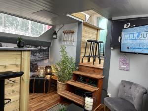 een woonkamer met een tv en een podium met bij Exceptionnel bateau maison reine mathilde in Ouistreham