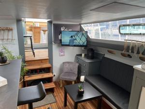 Kuchyň nebo kuchyňský kout v ubytování Exceptionnel bateau maison reine mathilde