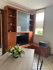 Μια τηλεόραση ή/και κέντρο ψυχαγωγίας στο Tra natura e città - appartamento con giardino