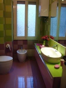 uma casa de banho com um lavatório e um WC em La Casa Dei Gerani em Roma