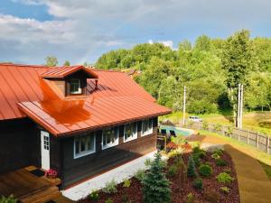 una vista aerea di una casa con tetto arancione di Gostevaya Usadba Plyos a Plyos
