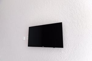 einen Flachbild-TV, der an einer Wand hängt in der Unterkunft Отель-ресторан “Le Grand” in Schytomyr