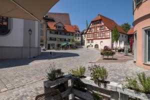 una calle adoquinada en una ciudad con edificios en Hensler Ferienwohnungen en Wangen im Allgäu