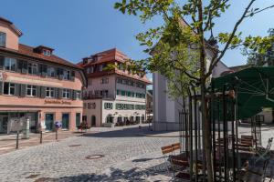 una calle adoquinada en una ciudad con edificios en Hensler Ferienwohnungen en Wangen im Allgäu