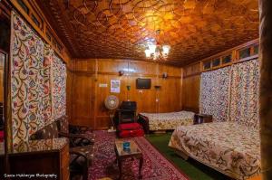 Galeriebild der Unterkunft Houseboat Lily of Nageen in Srinagar