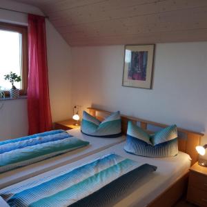 A bed or beds in a room at Gasthof Grüner Baum "Kongo"