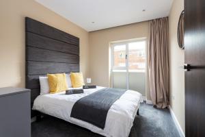 Un dormitorio con una cama grande y una ventana en Long-Term Experts!, en Gillingham