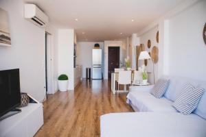 ハベアにあるLarala 01- Nuevo apartamento en el Arenal con vistas al marのリビングルーム(白いソファ付)、キッチンが備わります。