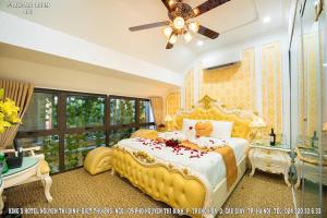 Postel nebo postele na pokoji v ubytování King's Hotel Nguyễn Thị Định