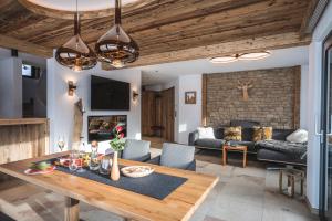 salon ze stołem i kanapą w obiekcie Chalet Steinbock w mieście Jungholz