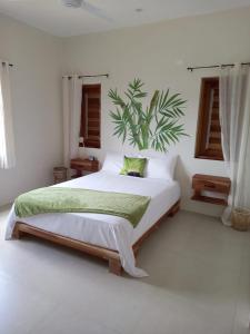เตียงในห้องที่ VillaMerissa nestled between two beach, short walk to shopping & entertainment