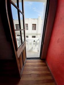 een open deur met uitzicht op een balkon bij Joske in Arequipa