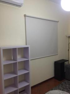 een klaslokaal met een whiteboard en een schoolbord bij Casa Seixas Batista in Pinhão