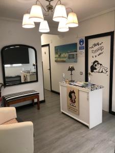 a waiting room with a mirror and a counter at Alojamiento El Cantal in Santoña