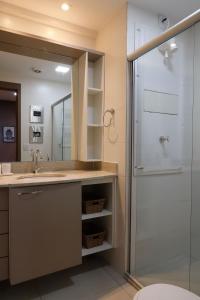 a bathroom with a sink and a shower at #3 Sofisticado Estúdio na Boaventura Da Silva in Belém