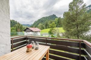 een houten tafel op het balkon van een huis bij Ferienwohnung Wanderbar in Oberstdorf