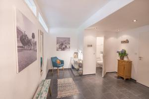 een hal met een bureau en een blauwe stoel bij Ferienwohnung Wanderbar in Oberstdorf +2 foto's