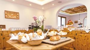Makanan di atau di tempat lain dekat hotel