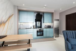Dapur atau dapur kecil di Designed for Work - Reliable, Comfortable Stay - Apartment 2