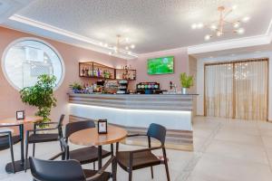 TV a/nebo společenská místnost v ubytování Romagna Suite Hotel