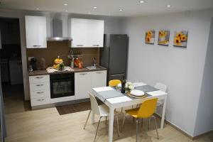 Kuchyň nebo kuchyňský kout v ubytování Cherry House + 7 fotografií