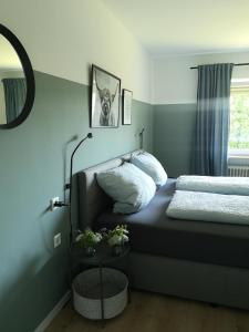A bed or beds in a room at Haus zur lachenden Lieselotte I 5 Minuten zu Fuß zum kostenlosen Naturbad I Messenähe I Waldnähe