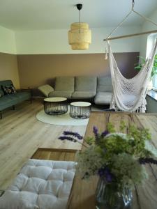 ein Wohnzimmer mit einem Sofa und einem Tisch in der Unterkunft Haus zur lachenden Lieselotte I 5 Minuten zu Fuß zum kostenlosen Naturbad I Messenähe I Waldnähe in Postbauer-Heng
